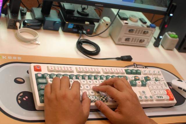 格之格GK108无线机械键盘:办公桌上的“麻将搭子”