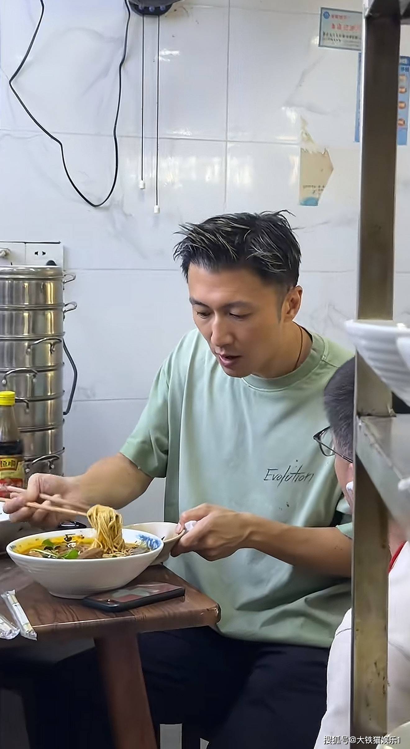 谢霆锋素颜在重庆吃路边摊,谁说他个子不高?站人群里鹤立鸡群