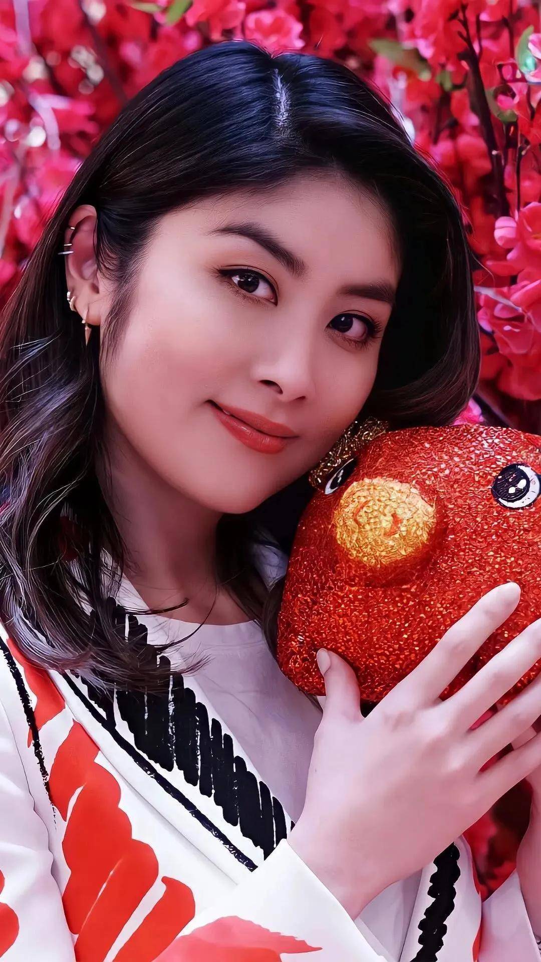 52岁的陈慧琳是温婉的美,又美又飒的美!