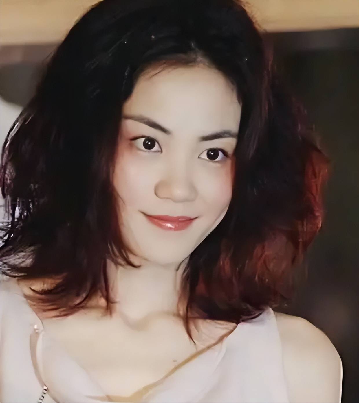 24岁的王菲有多美?与朱茵合影气质脱俗,天后的美貌一直被低估了