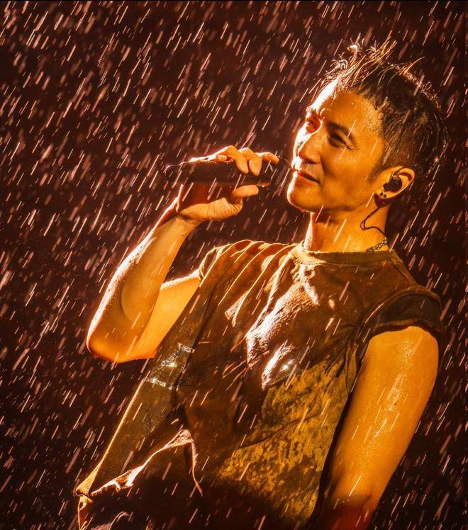 广州这夜,谢霆锋暴露江湖地位:场内5万人撑场 场外10万粉丝合唱