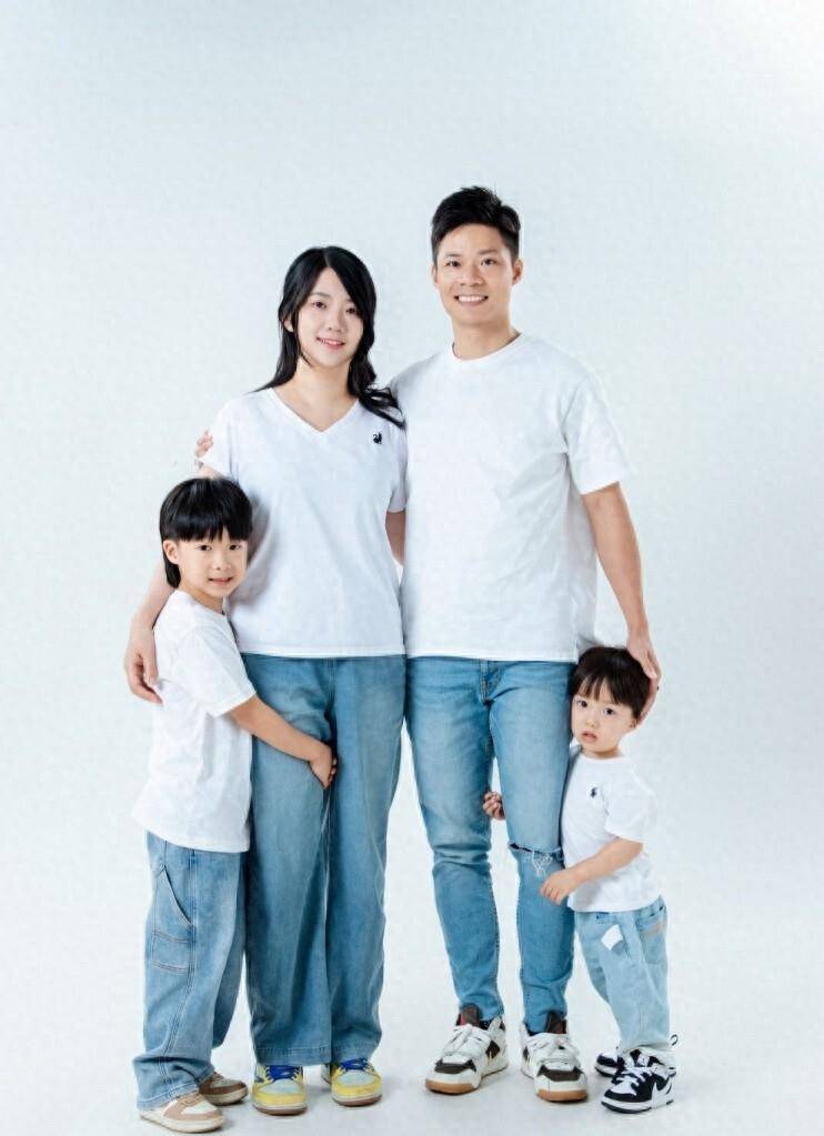 祝福!苏炳添妻子晒两人结婚九周年纪念:相识23年,从两人到五口之家