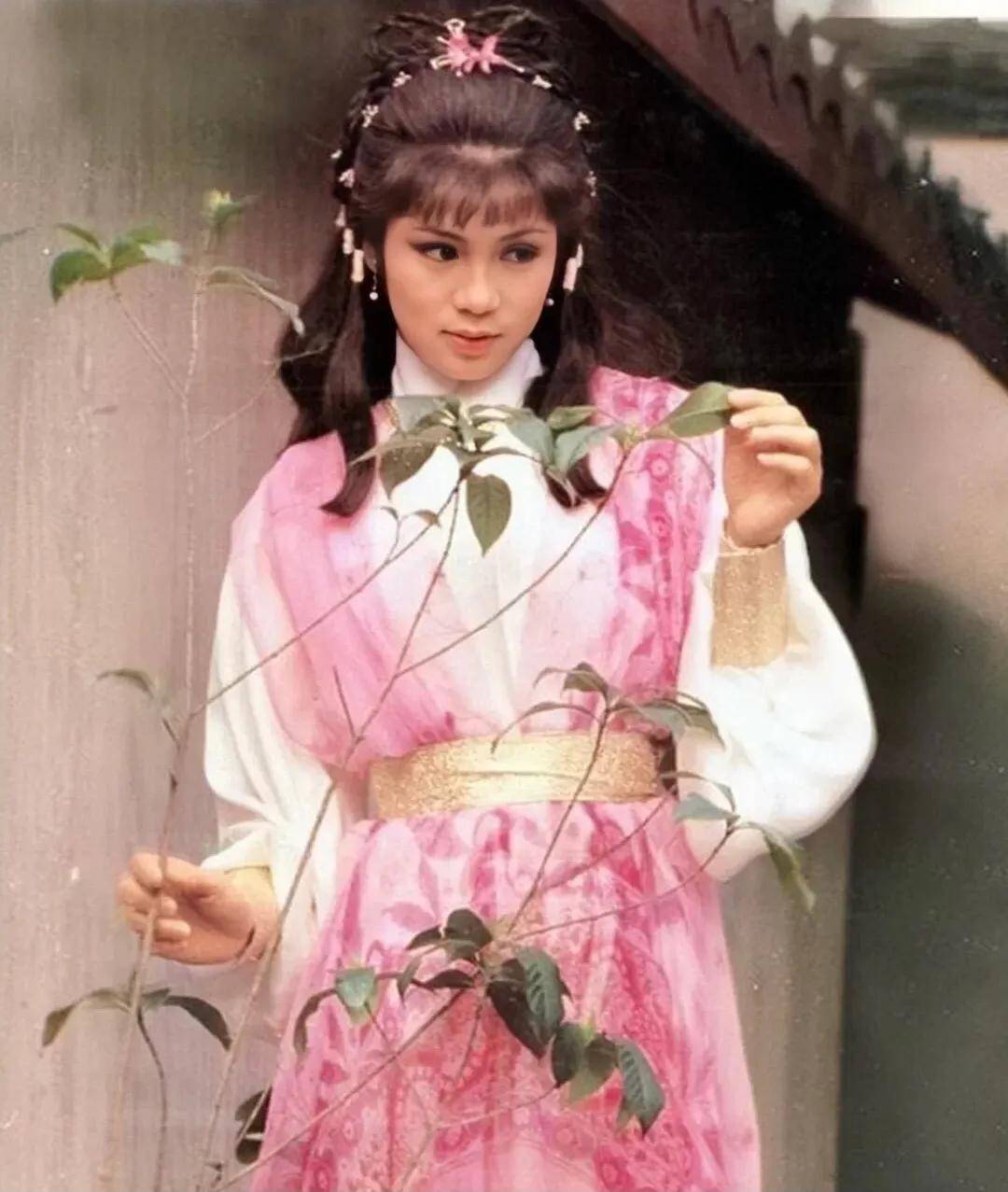 翁美玲只做了一个动作,金庸就决定把黄蓉交给她,这需要多有灵气