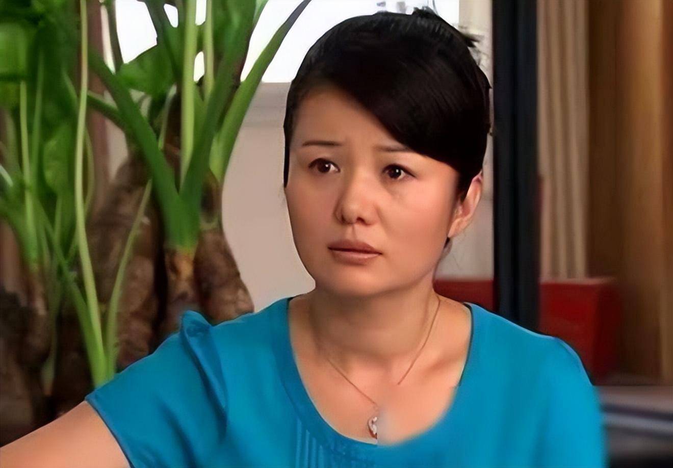 抛弃赵君,郑卫莉带子嫁3婚杜志国,40岁就给杜淳当了后妈