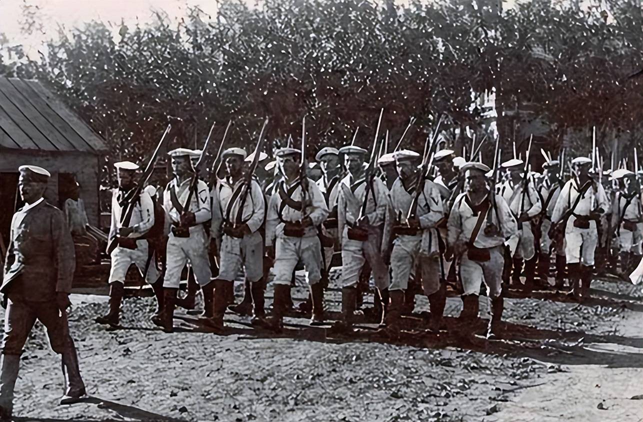 出逃,日本人进入故宫拍下罕见照片,反差巨大