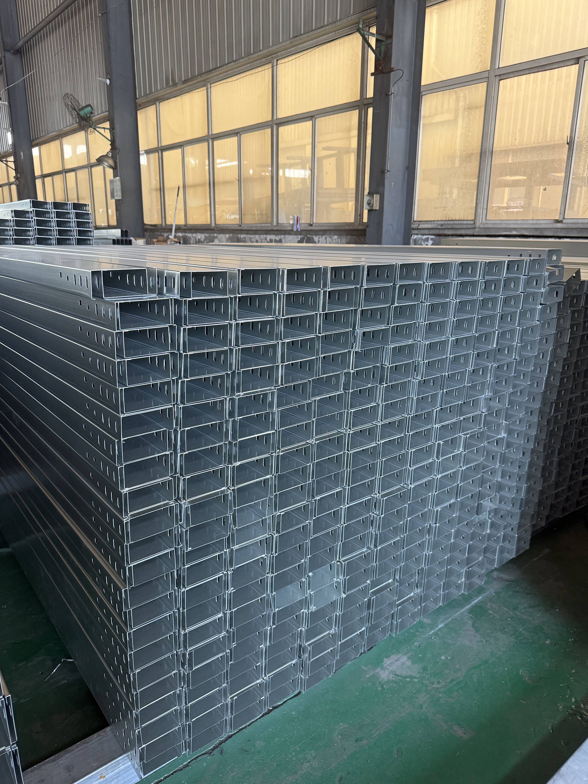 top级无锡鑫宏发金属制品有限公司:槽式防火桥架,金属电缆桥架,电线槽