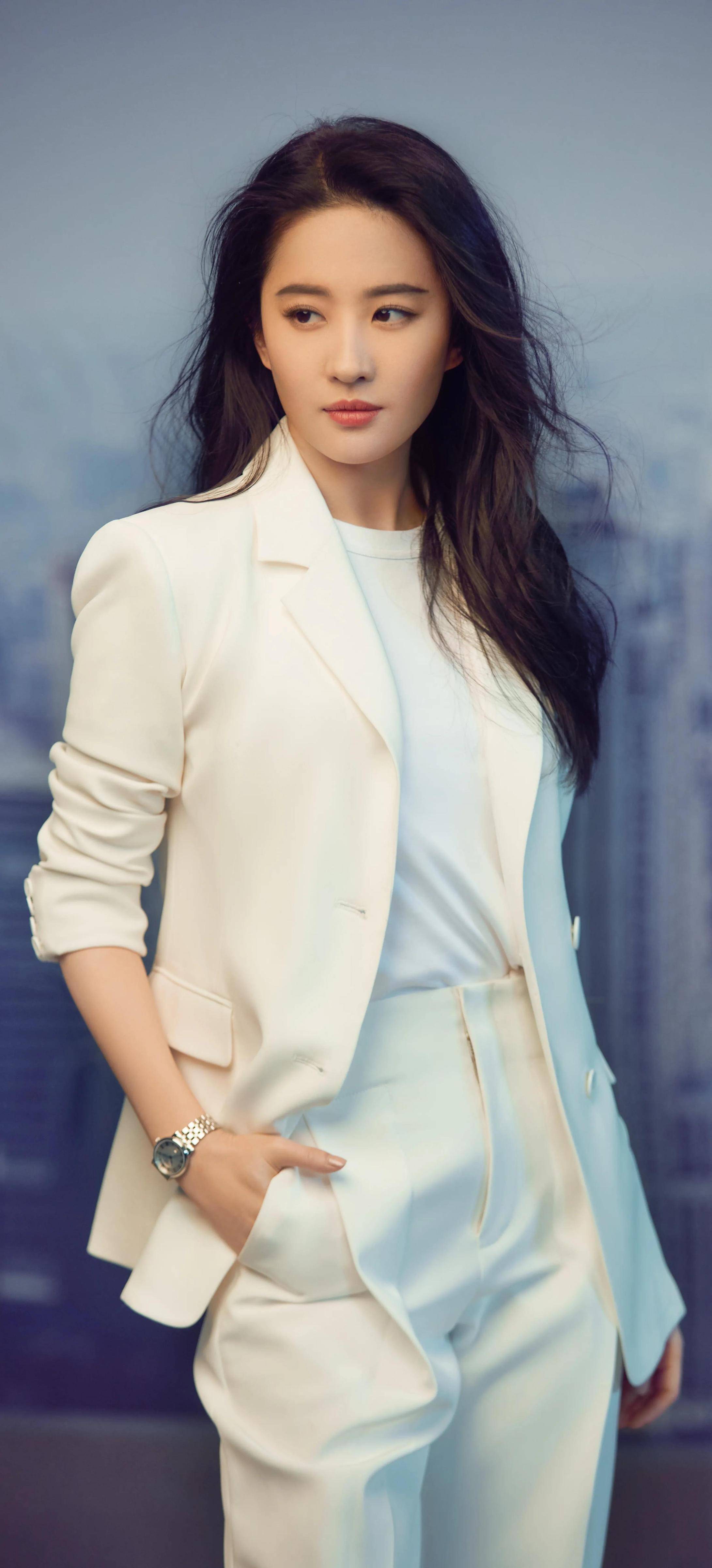 36岁刘亦菲近况曝光,全网羡慕:不恋爱,不合群,养了60只猫