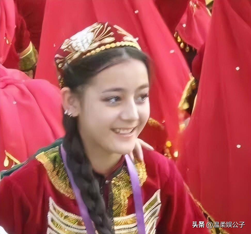 惊艳!迪丽热巴春晚一战封神,人民网点赞推往全球,播放遥遥领先