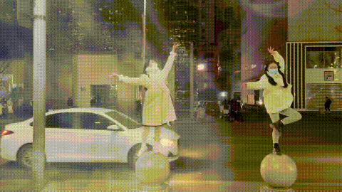 搞笑GIF：姑娘，你在这39°的天气穿裙子骑共享电动车，会不会有点？