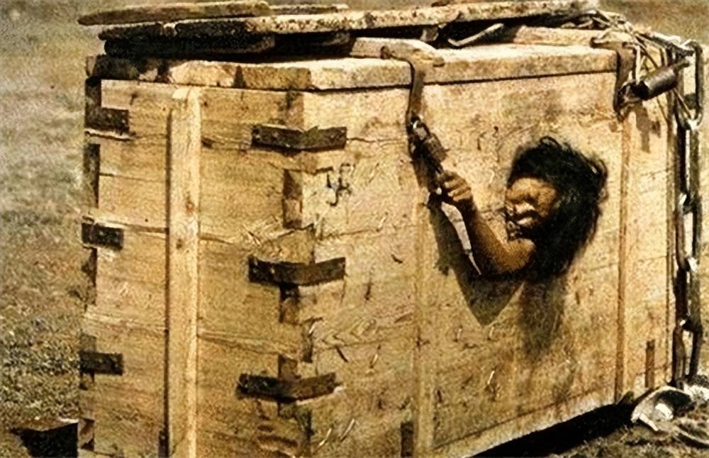 镜头下的清朝刑场,浸猪笼的女子一脸绝望,笼子里的犯人供人参观