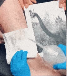 搞笑GIF：姑娘，你在这39°的天气穿裙子骑共享电动车，会不会有点？