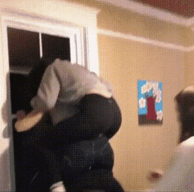 搞笑GIF：姑娘，你在这39°的天气穿裙子骑共享电动车，会不会有点？