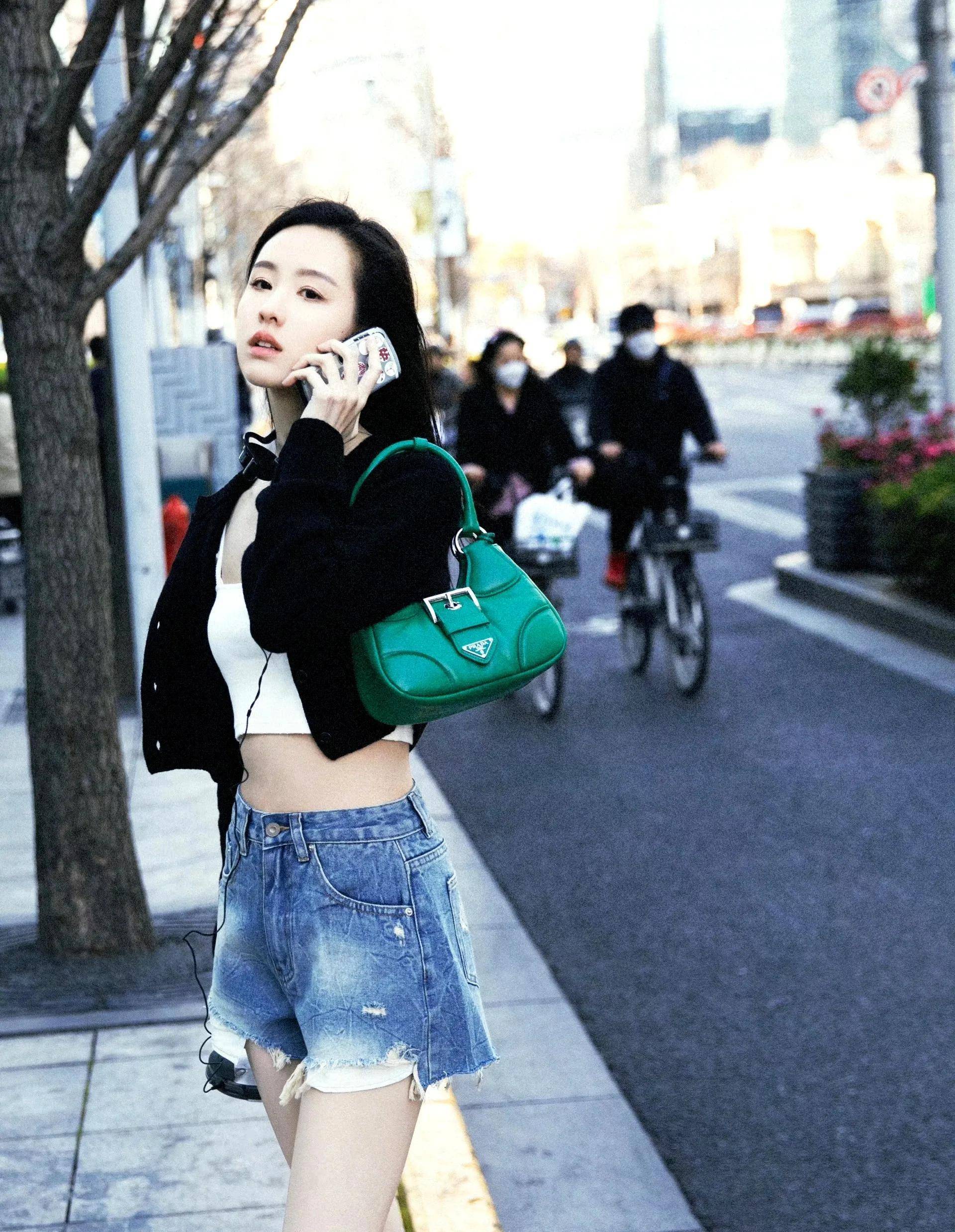 陈都灵长在了审美点上穿背心配短裤大长腿抢镜妥妥的灵动少女