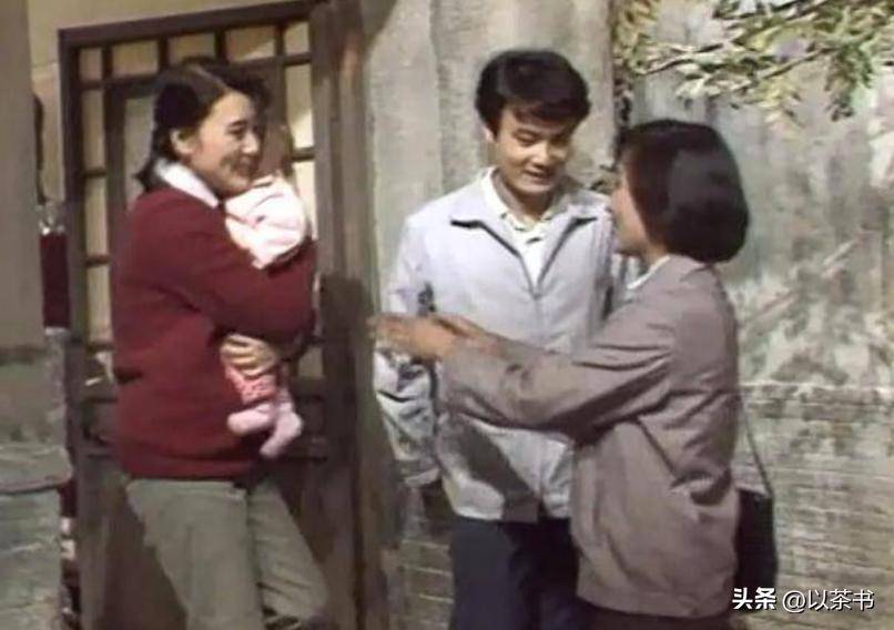 父亲是导演,母亲是老戏骨,61岁无儿无女,遗憾没让母亲当奶奶!