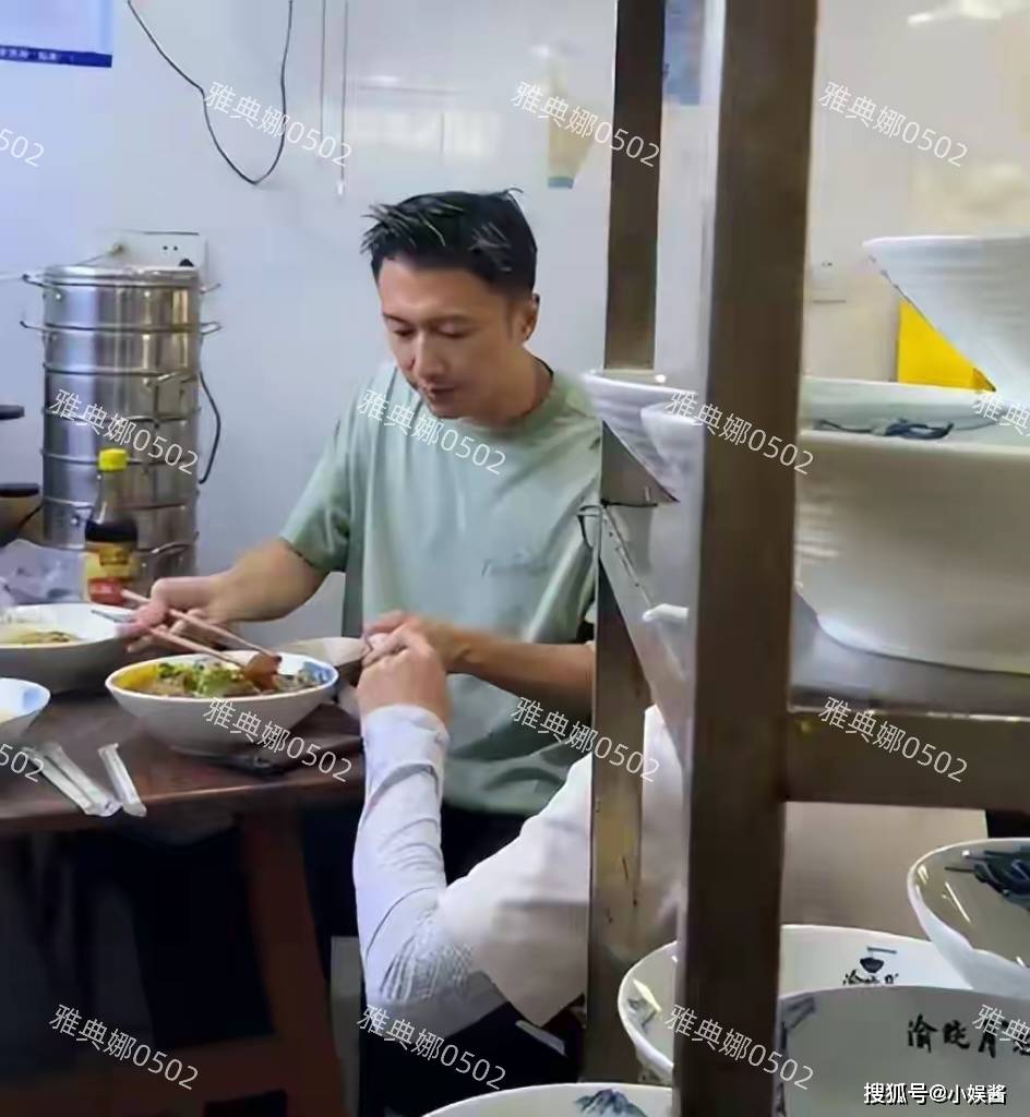 谢霆锋必须把墨镜焊在脸上才能保持年轻帅气摘下来巨星气场变弱了