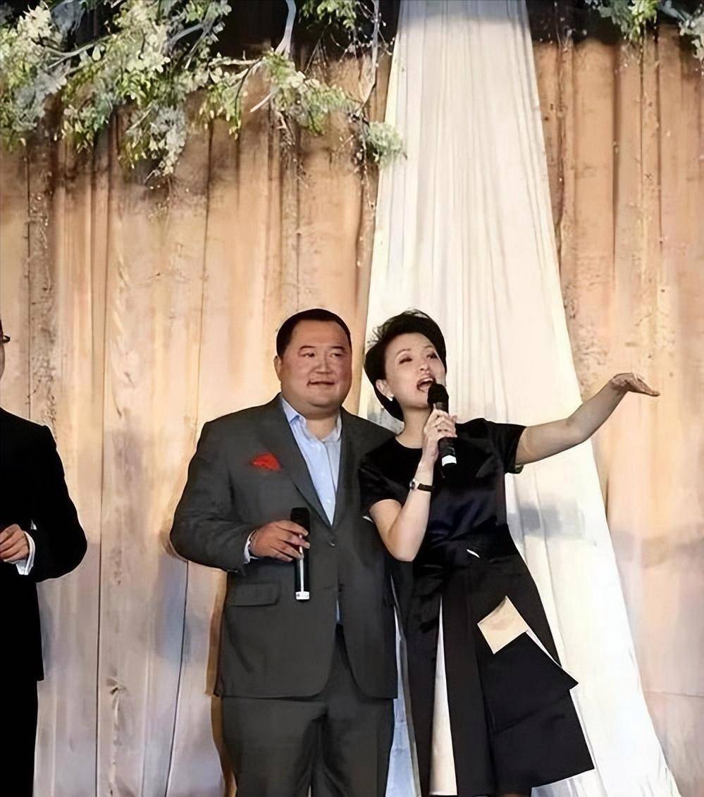 女神杨澜曾拒光环,嫁百亿吴征,现在57岁直播间卖沟通课