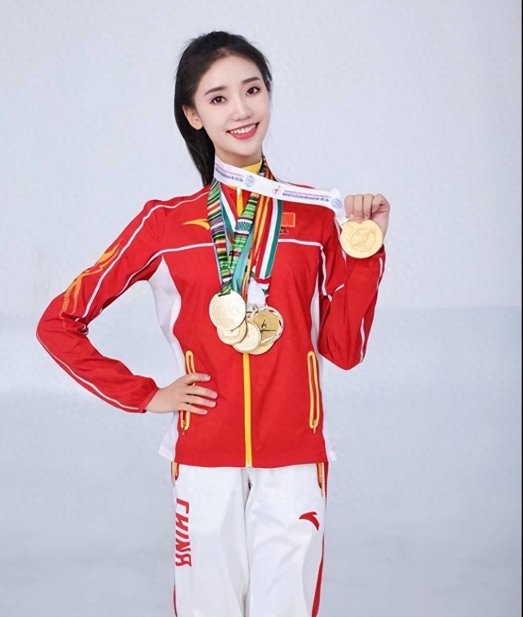 舒思瑶:因美腿走红,退役嫁入豪门,转型当教练很成功