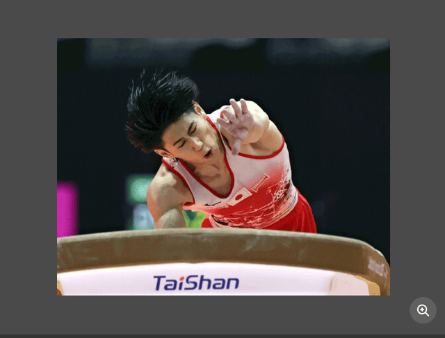 在男子个人全能预赛中表演跳马的桥本大辉