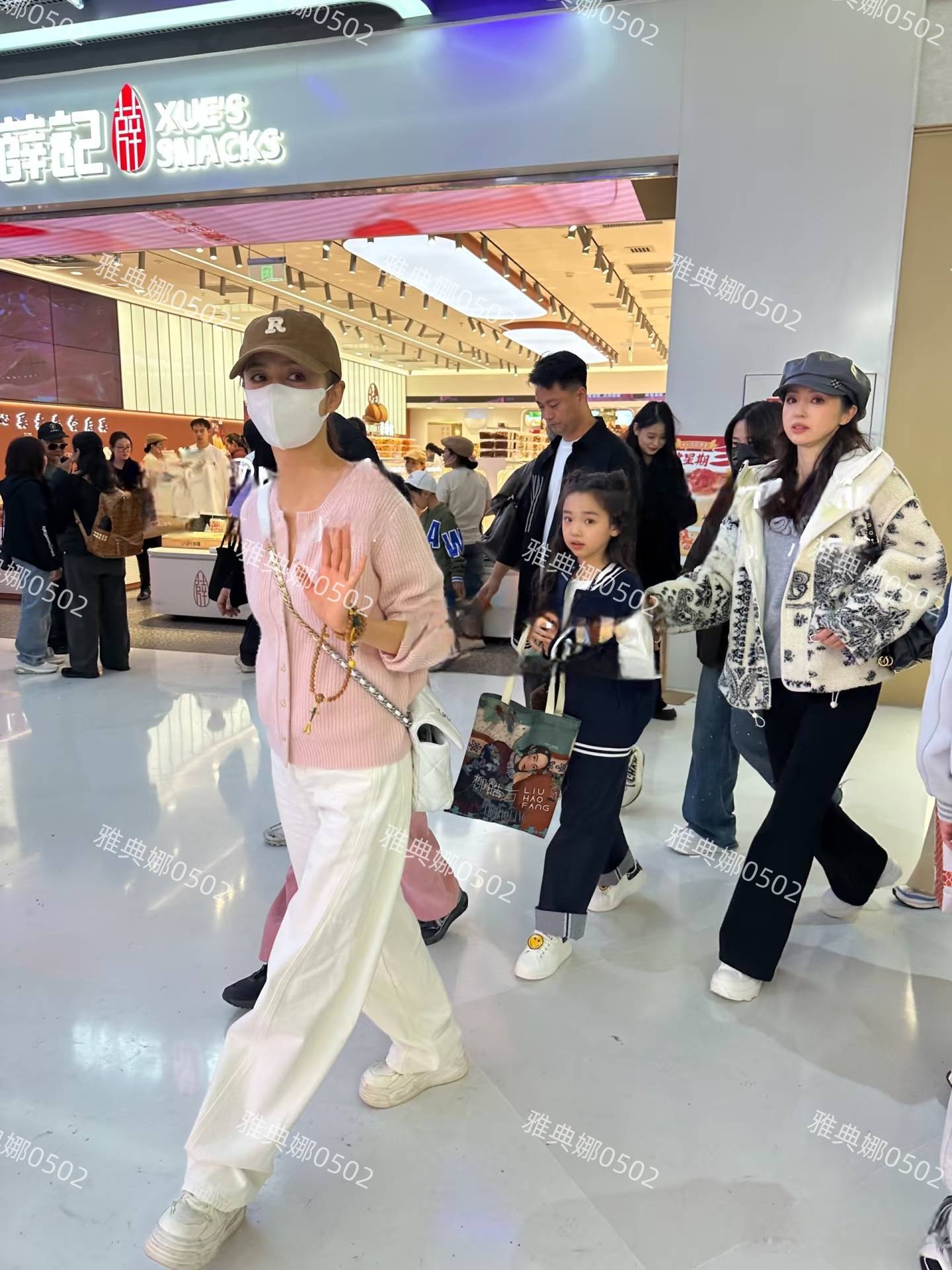 北京朝阳合生汇偶遇董璇和佟丽娅分别带着女儿小酒窝和儿子朵朵