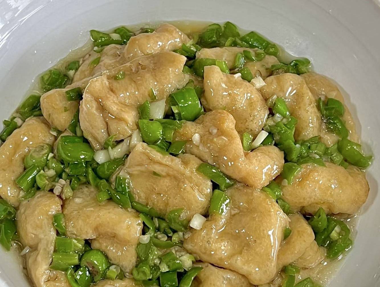 青椒烧油豆腐:5步搞定的家常下饭菜,鲜到能扒3碗饭!_酱汁_汤汁_大火