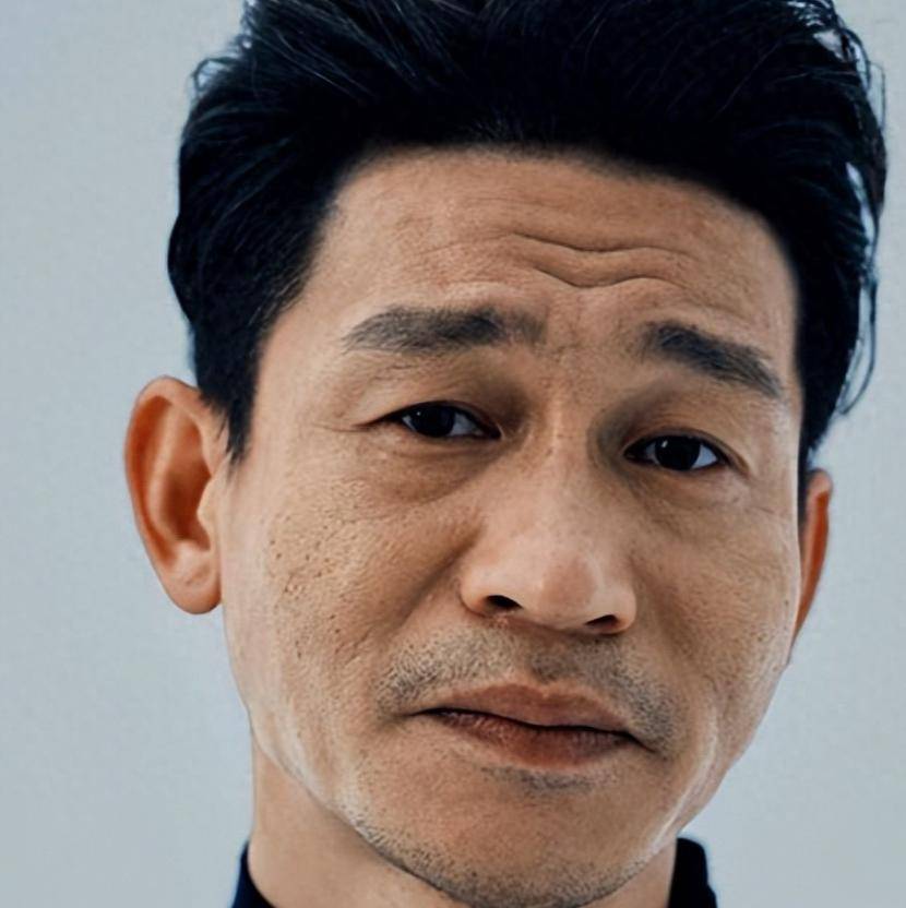 演了一辈子配角,演过的戏比于和伟还多,终在沉默的荣耀火了