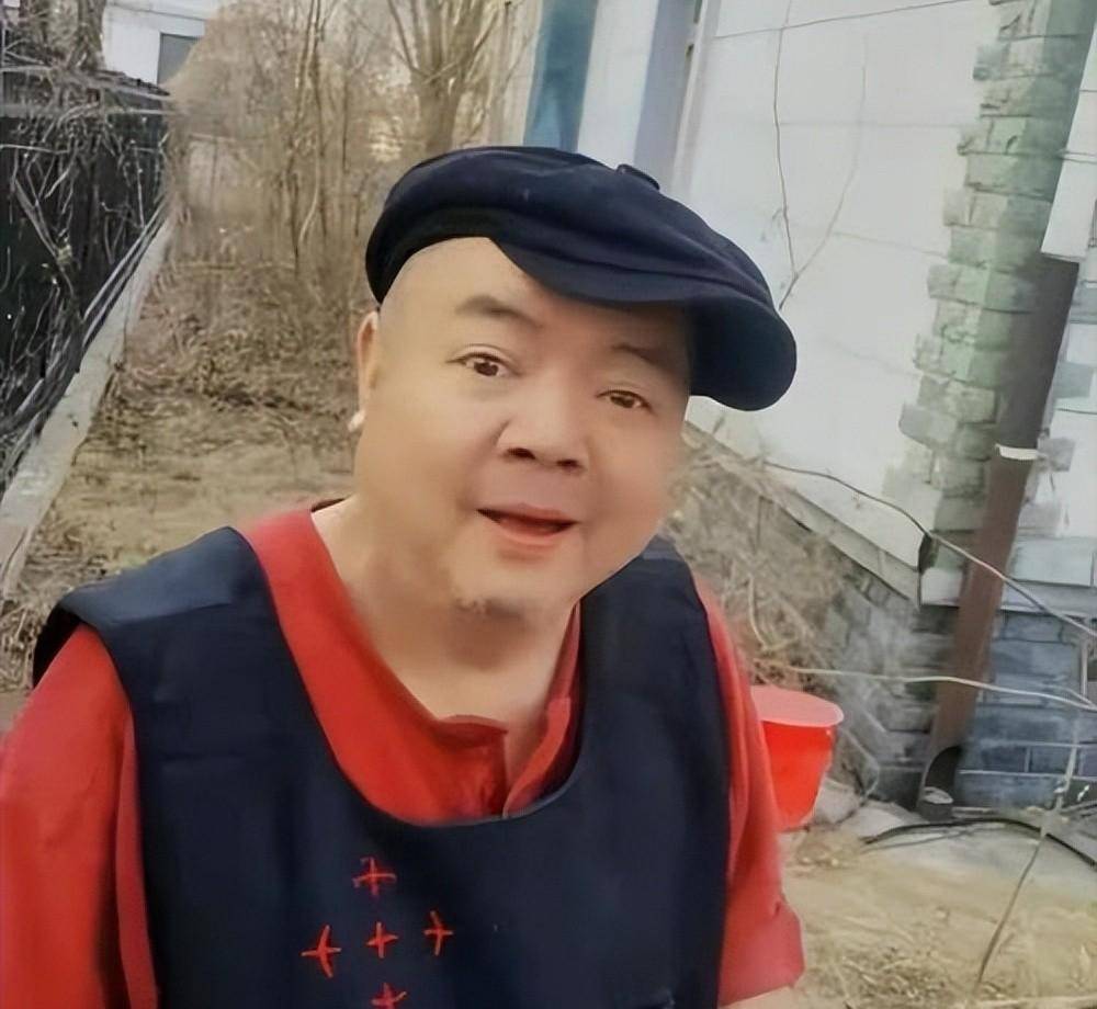 50岁戏骨近1年无戏可拍,定居河北农村放羊种菜,胡子花白精神足