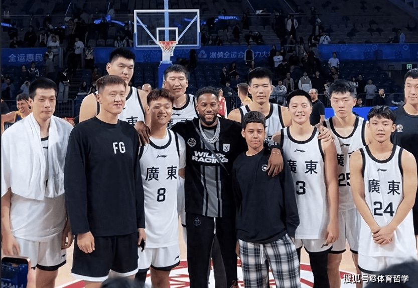 温馨！威姆斯带儿子来广东队看球，杜锋：以后来宏远打球