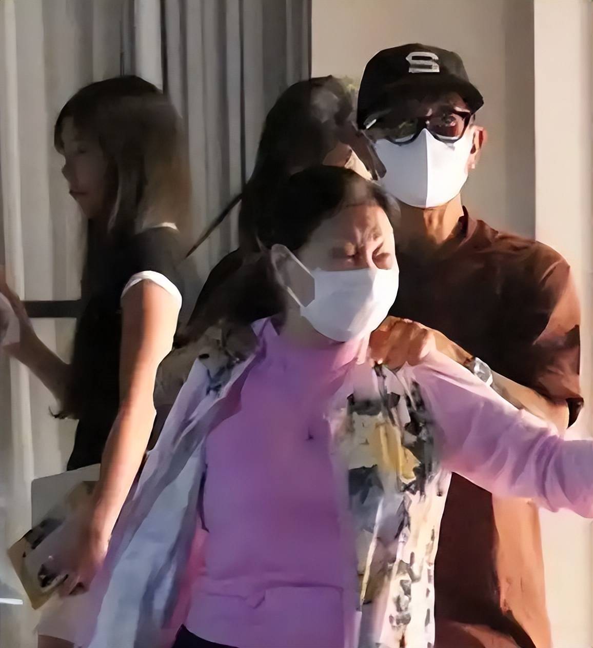 小S全家现身庆功宴,具俊晔为S妈按摩肩膀 插图4 小S全家现身庆功宴,具俊晔为S妈按摩肩膀 插图4