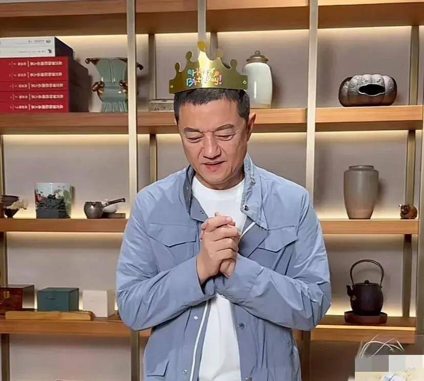 李亚鹏庆53岁生日,当众跟娇妻嘴对嘴秀恩爱,满脸的皱纹苍老不少