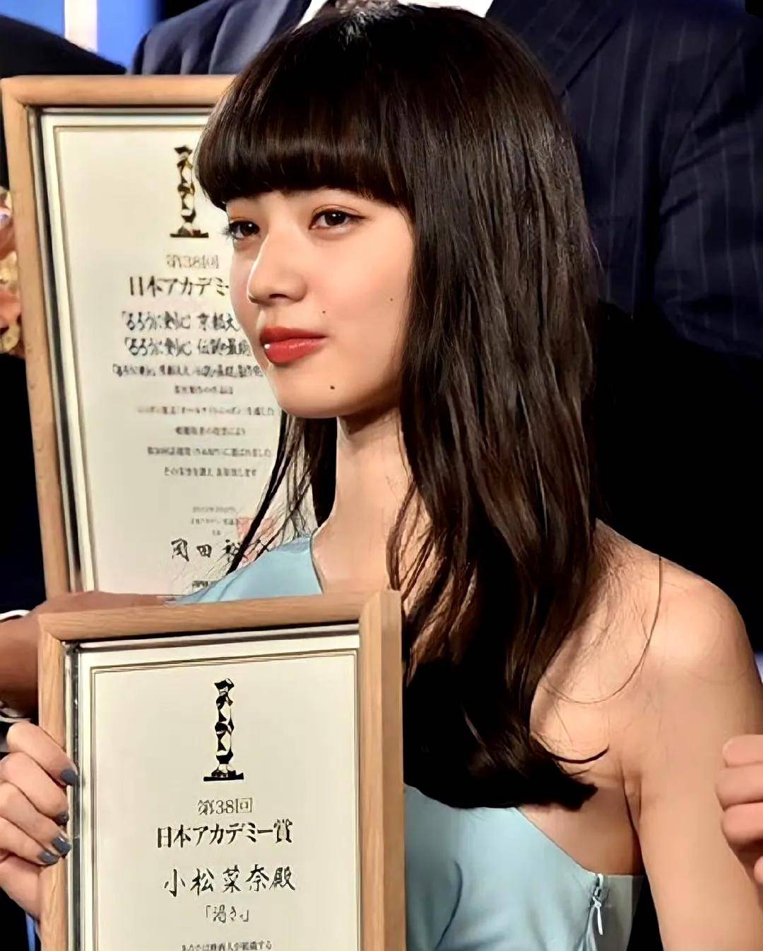 jennie小松菜奈同框,香奈儿秀场变"前任聚会"?