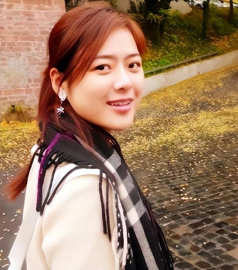 知名主持人陈辰,不习惯当明星,低调嫁小丈夫41岁生一女幸福美满