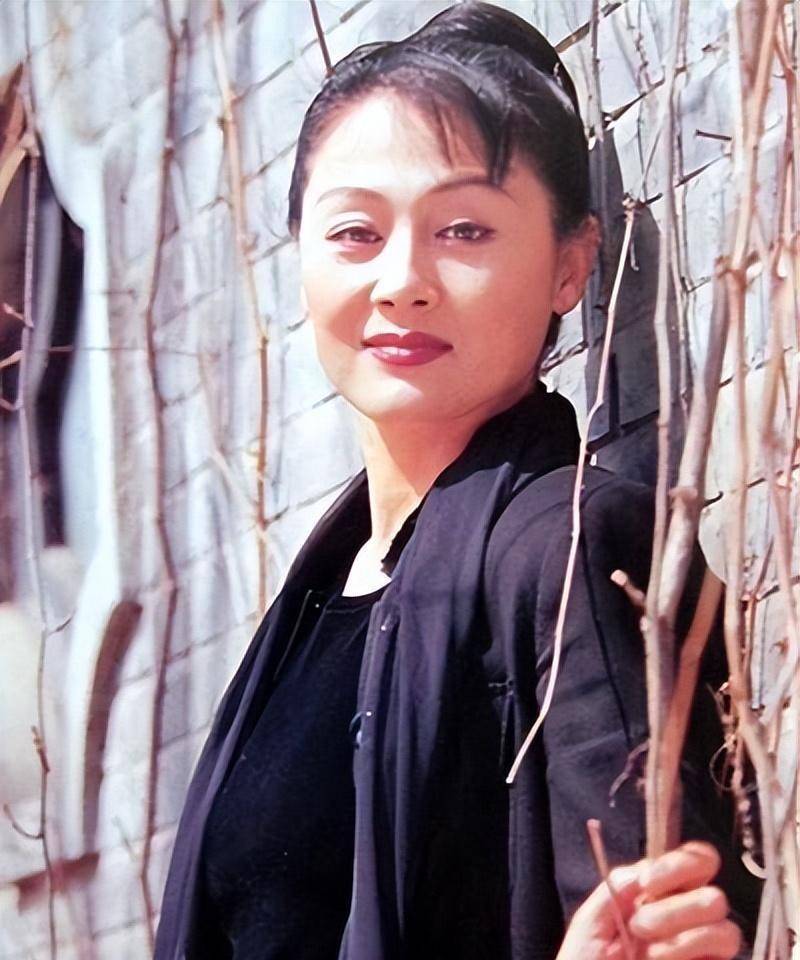 王姬:儿子痴呆,自己被骗,却让女儿上交多年工资,现在的她怎样