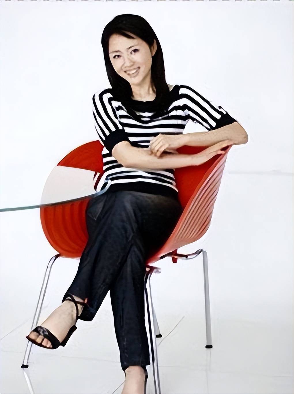 气象一姐杨丹与丈夫丁克15年后,40岁高龄产子,一家三口乐开怀