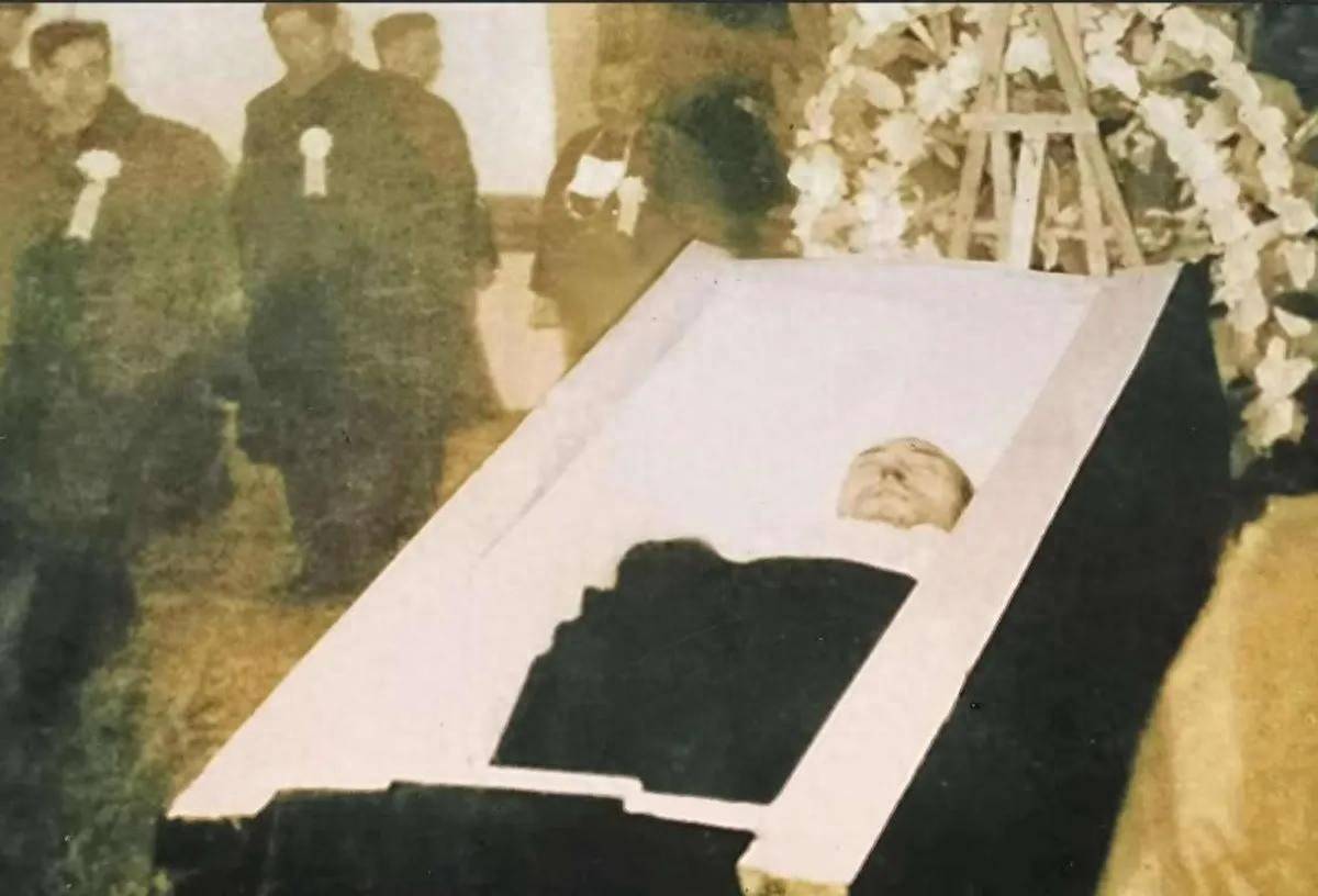 的现场,身首是用石膏拼接的,遗容令人潸然泪下