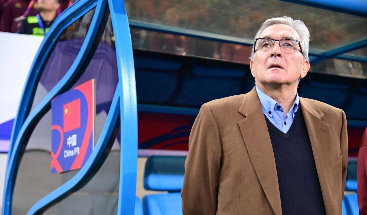 伊万回应骂名！13冠是世界，国足荣幸