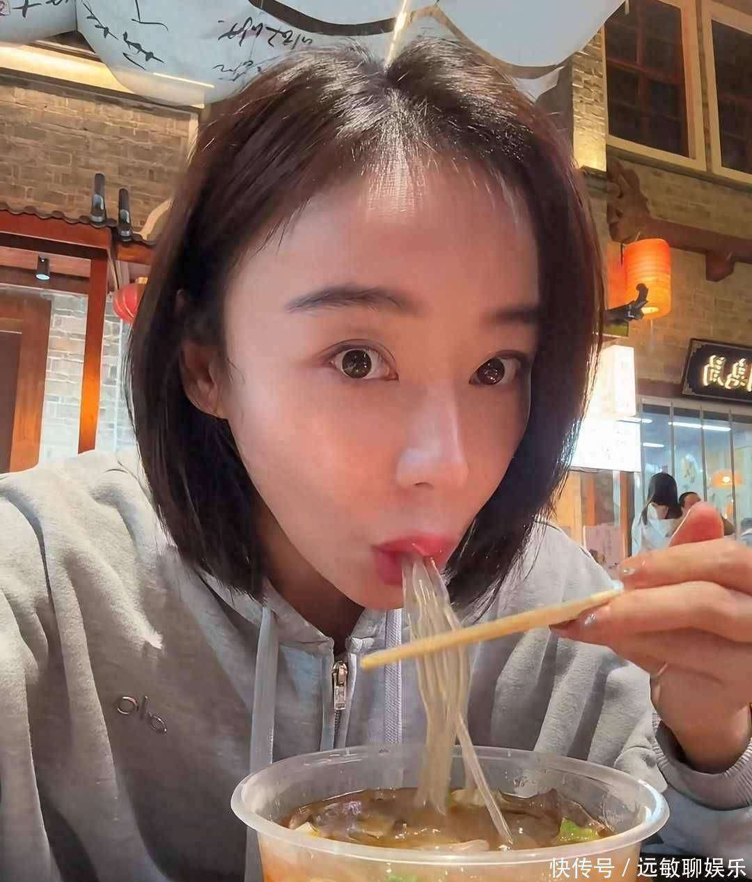 这种场景让人觉得明星并不是总要装得那么接地气而是大家真的开