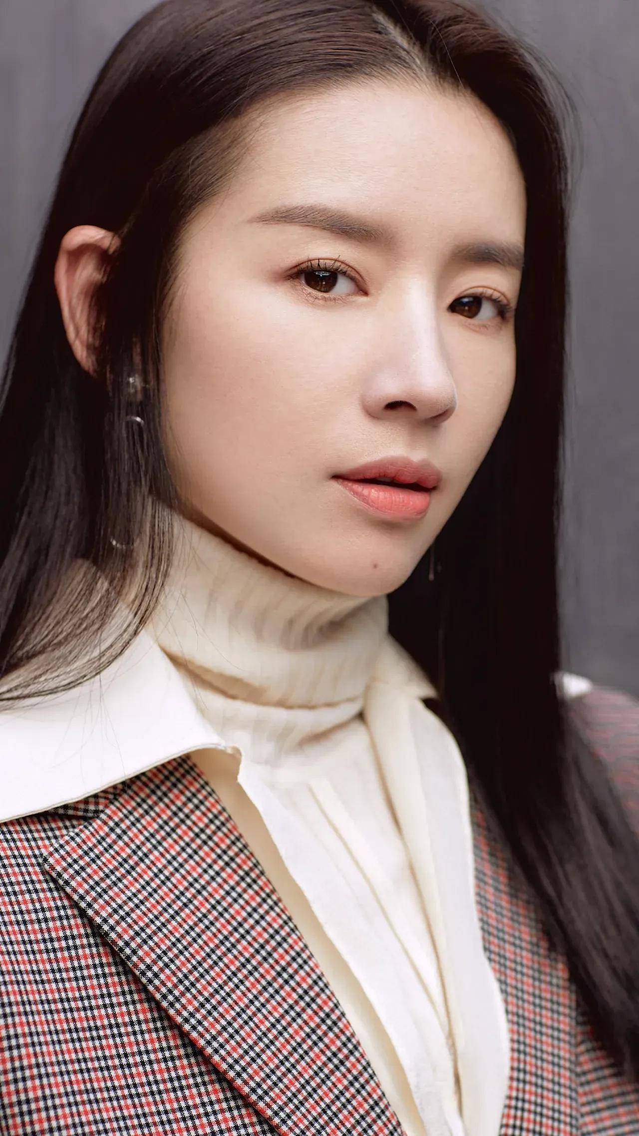 董洁之魅,温婉而坚韧:清新容颜与治愈笑颜,征服无数观众心