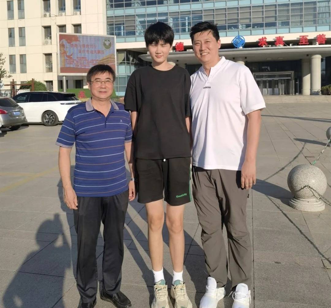 狂轰28+34!中国女篮又一15岁2米04中锋崛起:篮板王偶像是韩旭