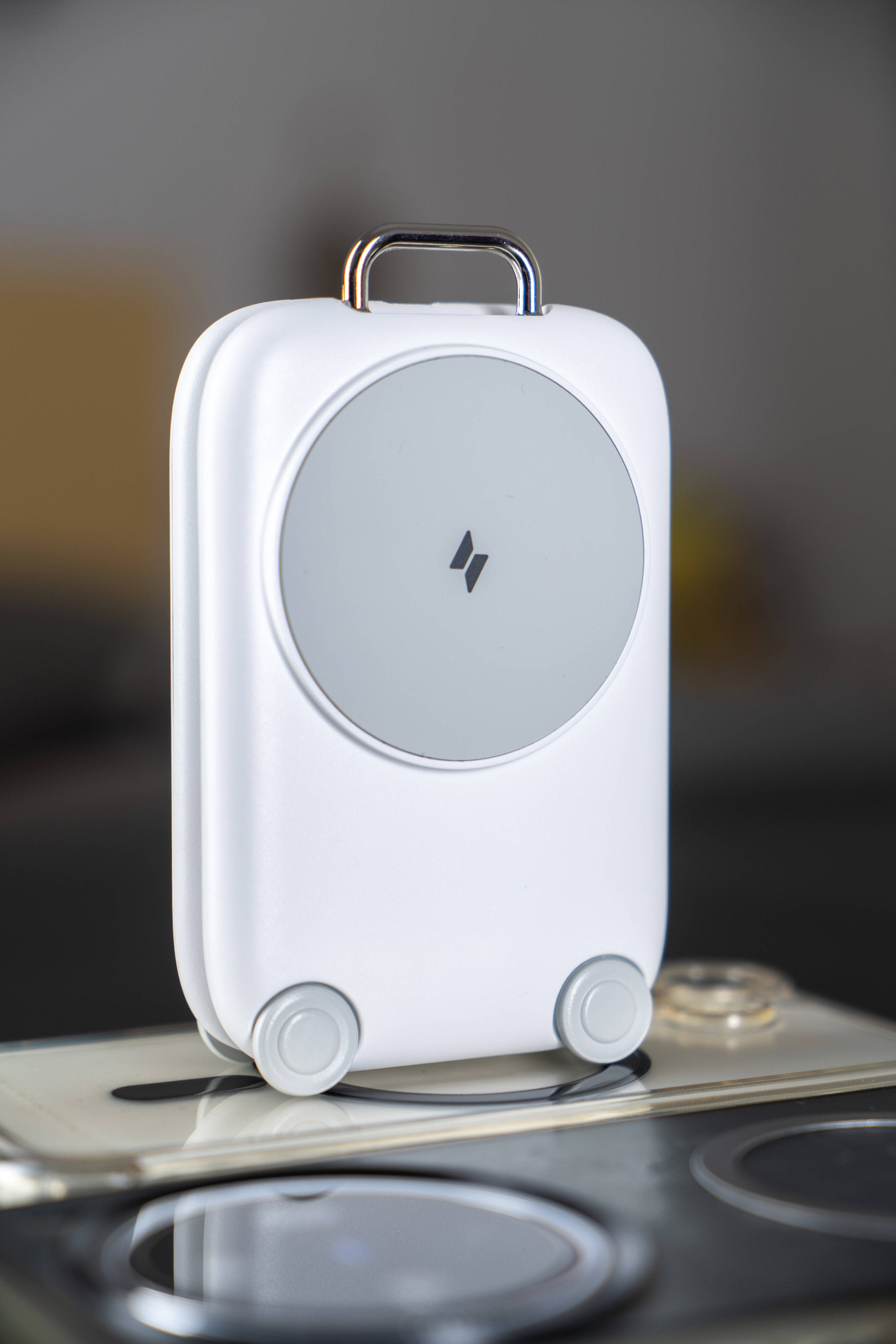 行李箱造型的无线充电器见过吗?迪奥科三合一折叠磁吸充电器分享