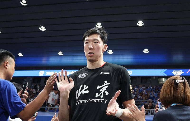 周琦提醒杨瀚森保持心态：美国很多黑人瞧不起我们