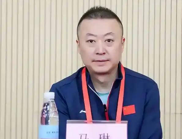 令人欣慰的是,53岁的经验丰富的教练马俊峰现身,为国乒女队助阵