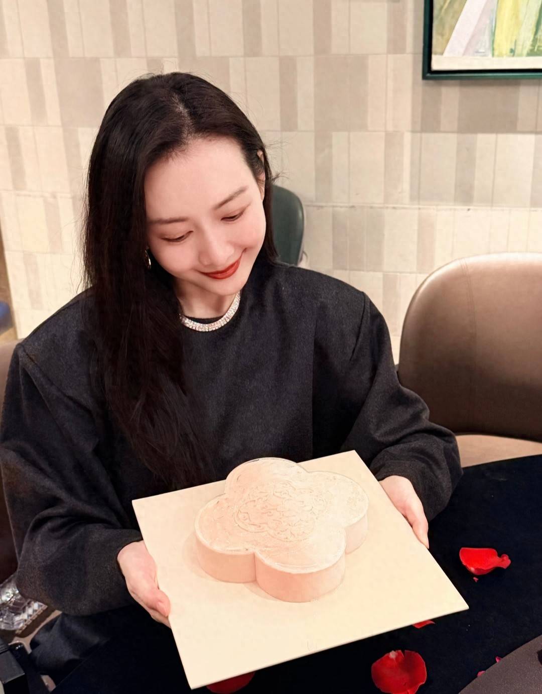 43岁王鸥携家人一起庆祝生日王鸥和妹妹很像王鸥母亲罕现身
