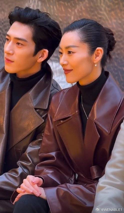 辛芷蕾和井柏然、刘雯同框引热议,网友:这回没坐中间了 插图2 辛芷蕾和井柏然、刘雯同框引热议,网友:这回没坐中间了 插图2