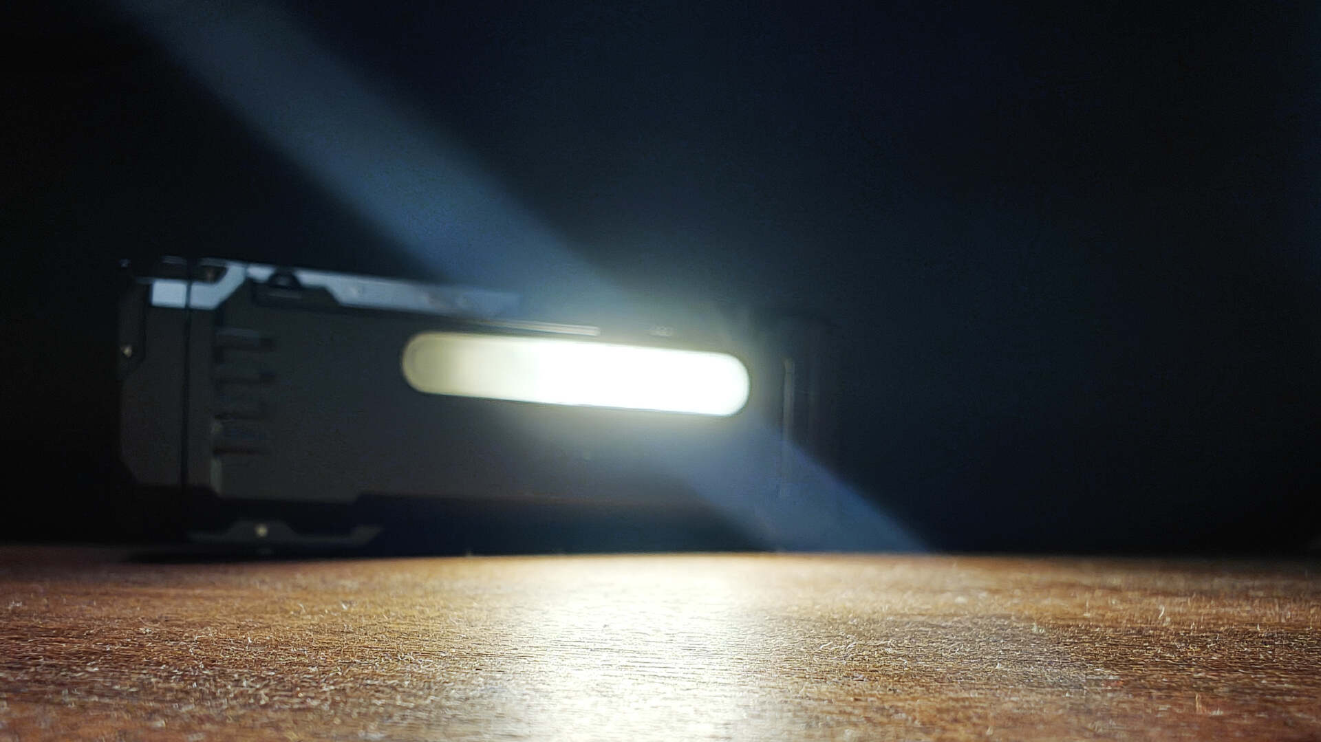 颇多乐趣的EDC多功能手电,有这一个就够了!务本X4硬朗手电体验