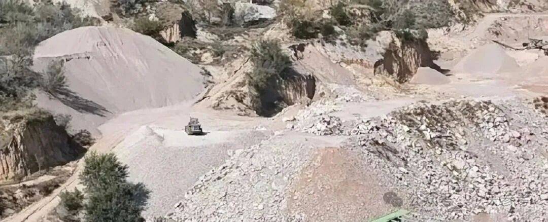 五台县东冶镇大朴村东多家石料厂:露天堆料未遮盖无喷淋洒水(图3)