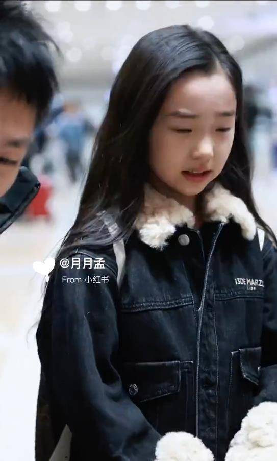 董璇女儿小酒窝遭男子强制合影，转头躲避，网友：感觉被吓到了 插图3