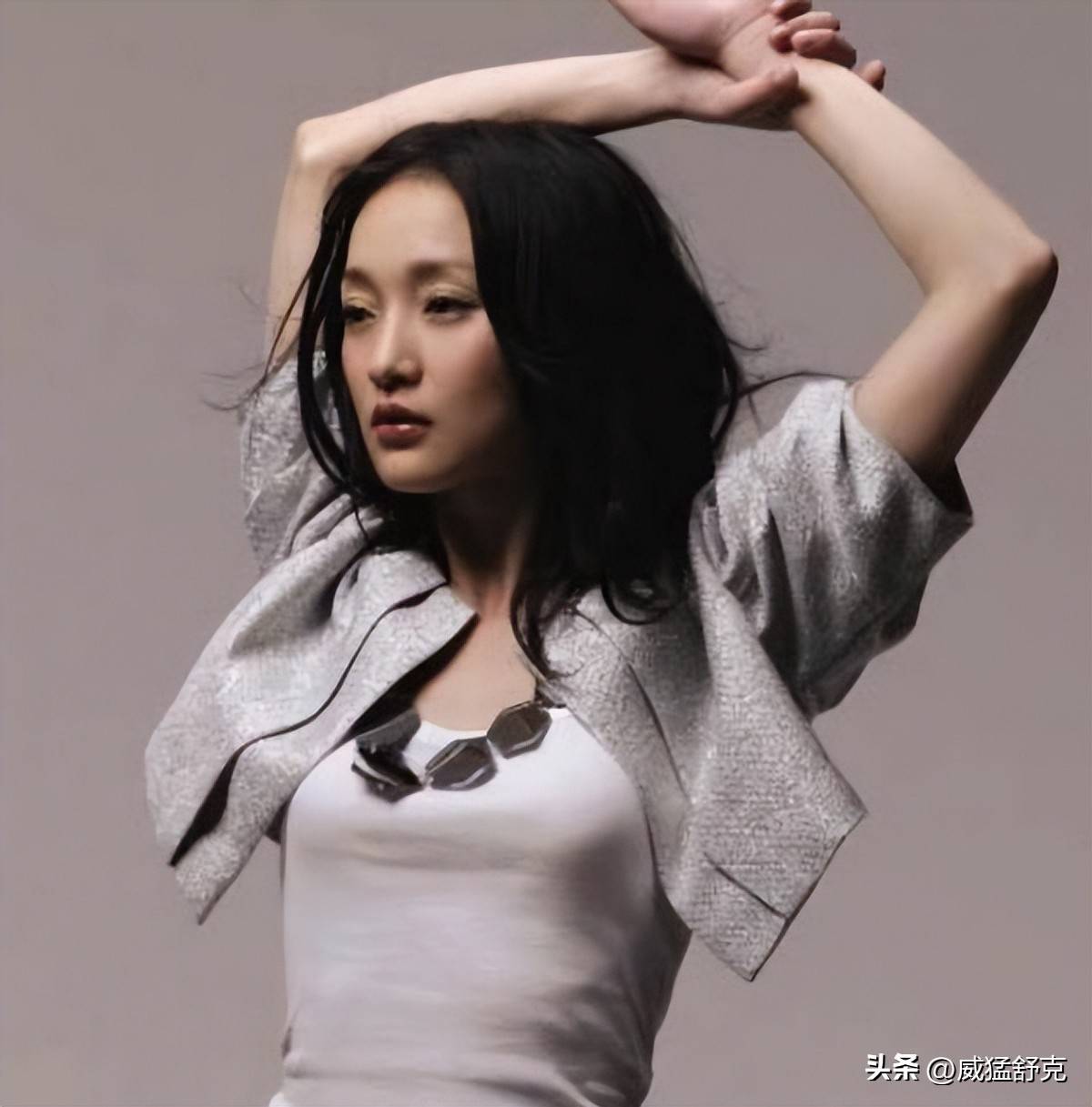 雷鸣作为周迅的初恋,早已经打拼出了自己的事业,那时的周迅第一眼见到