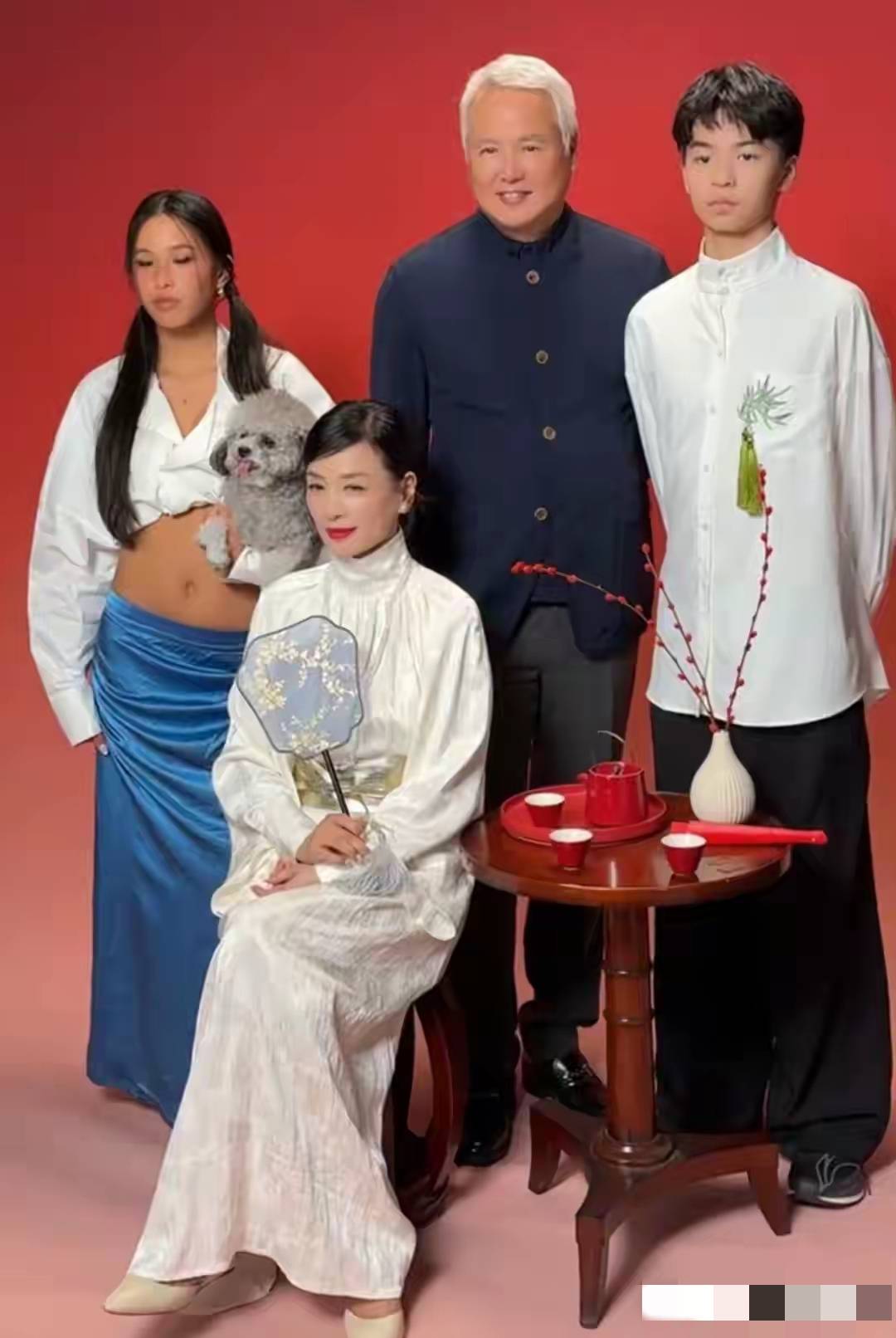 张庭晒15岁女儿皮肤黝黑爱露肚子,长得比55岁的妈妈还显老