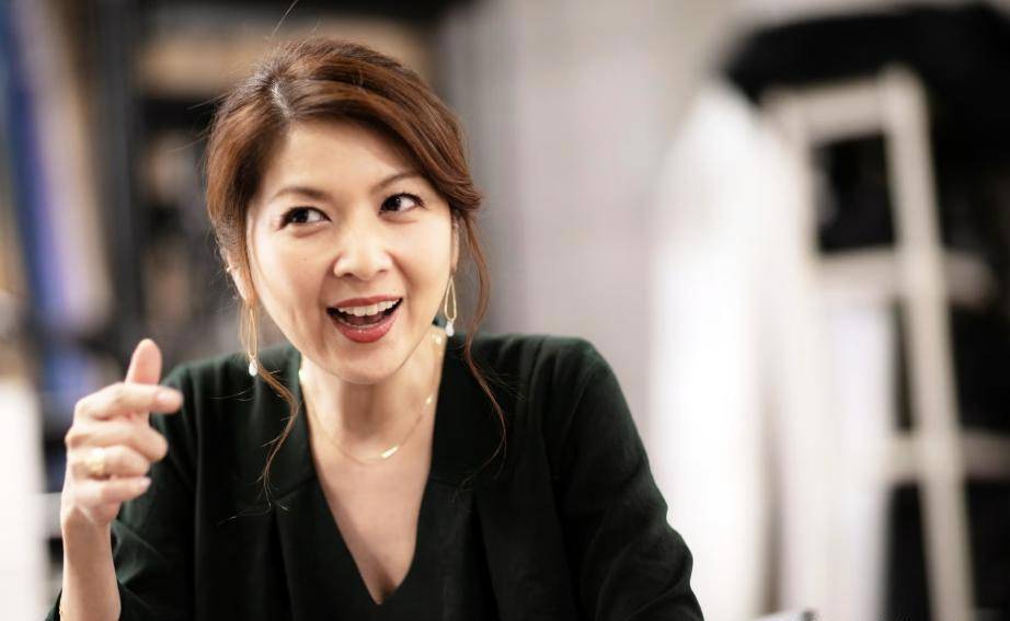 日本57岁“治愈系女王”！曾沉迷牛郎离婚的她，扮成学生妹想复出？