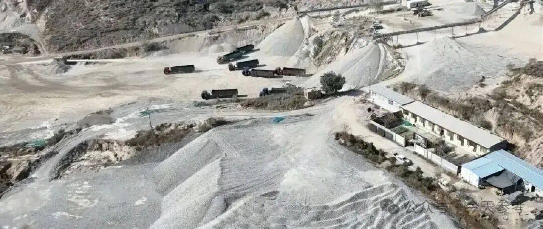 五台县东冶镇大朴村东多家石料厂:露天堆料未遮盖无喷淋洒水(图2)